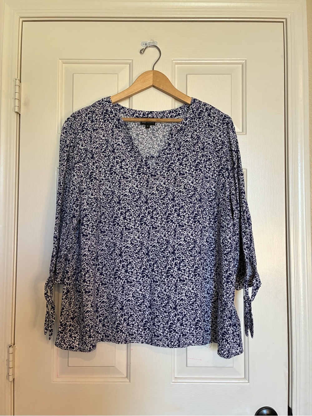 Jones New York Navy and White Floral V-Neck Tie-Sleeve Blouse